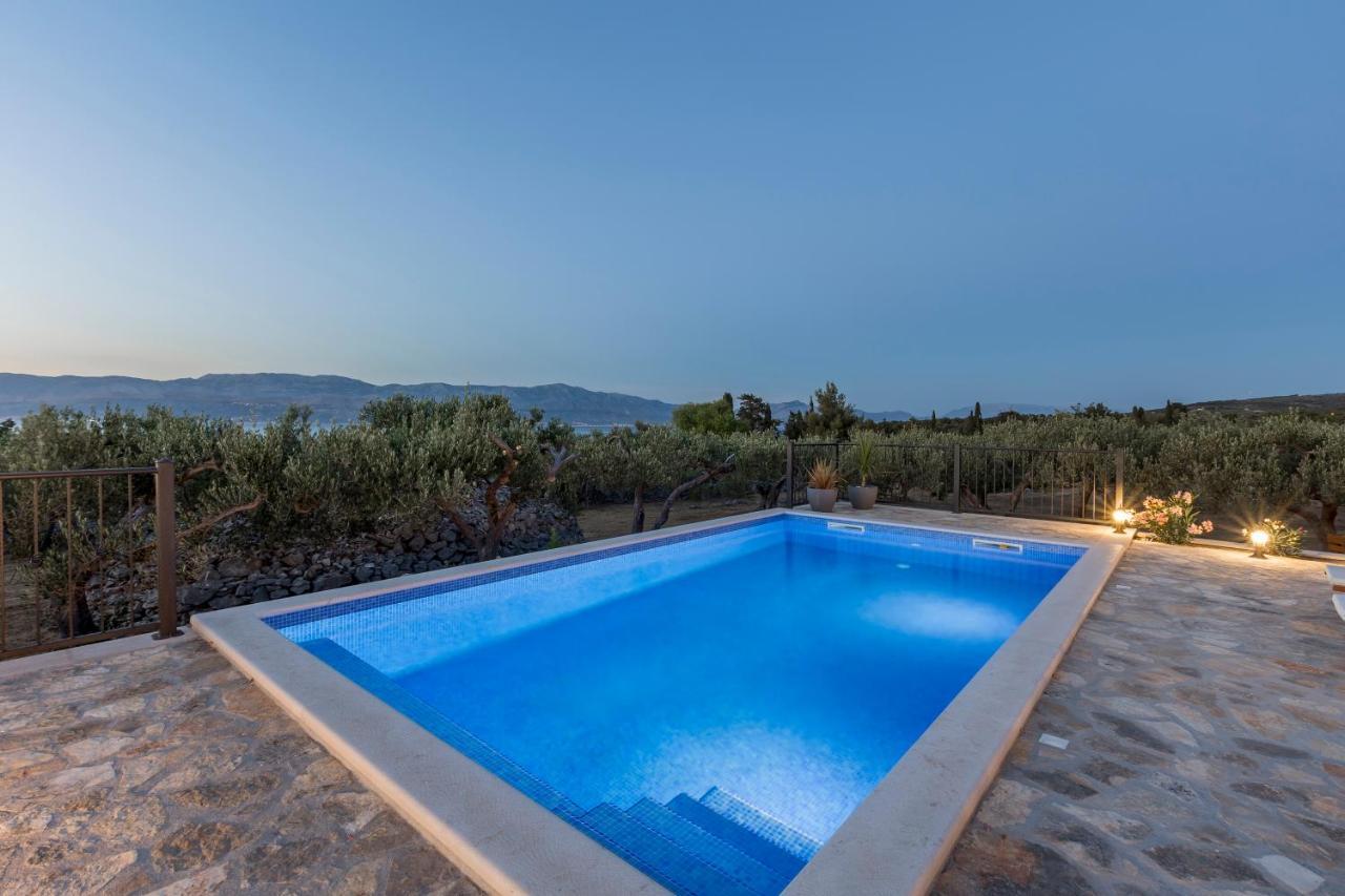 Island Getaway - Heritage House Mirce Buitenkant foto