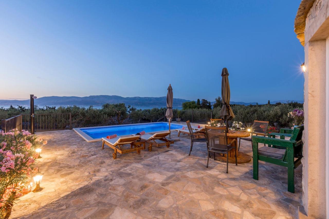 Island Getaway - Heritage House Mirce Buitenkant foto