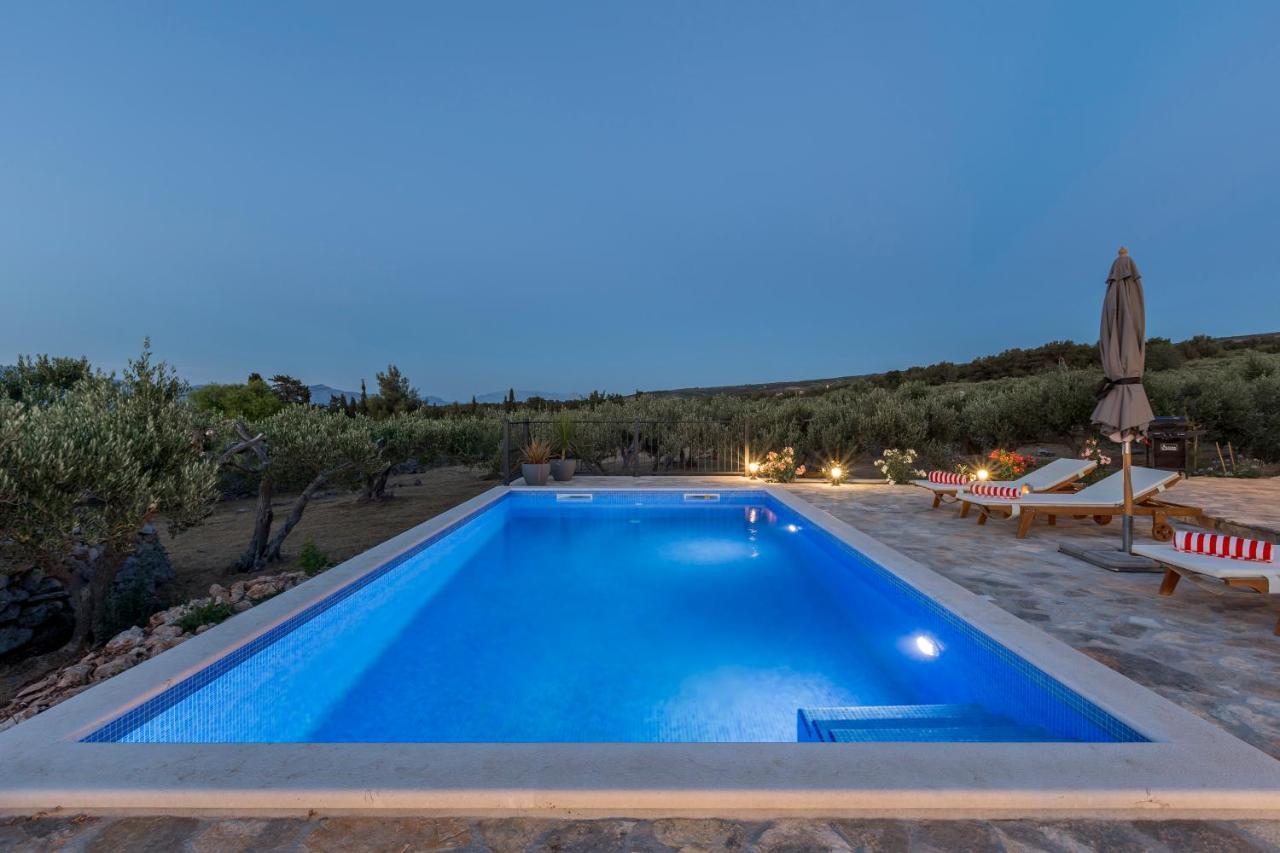Island Getaway - Heritage House Mirce Buitenkant foto