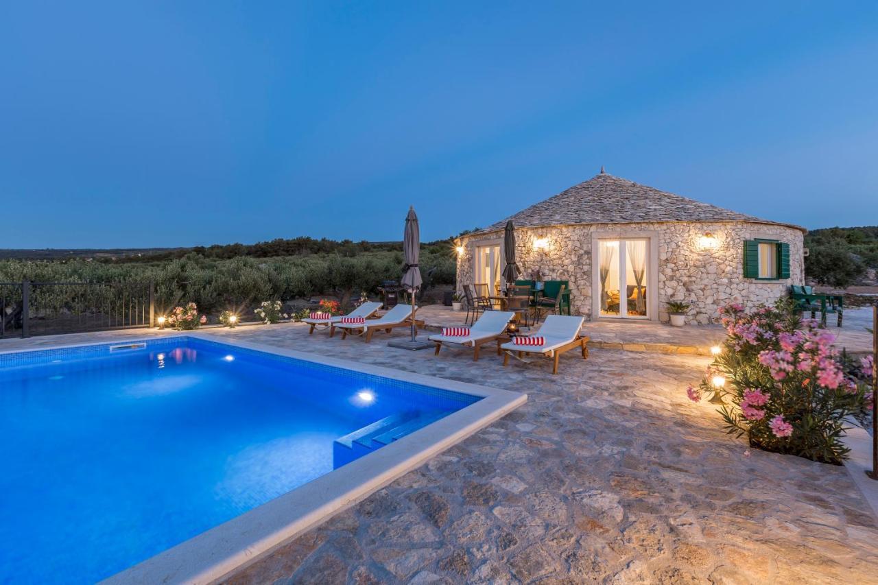 Island Getaway - Heritage House Mirce Buitenkant foto