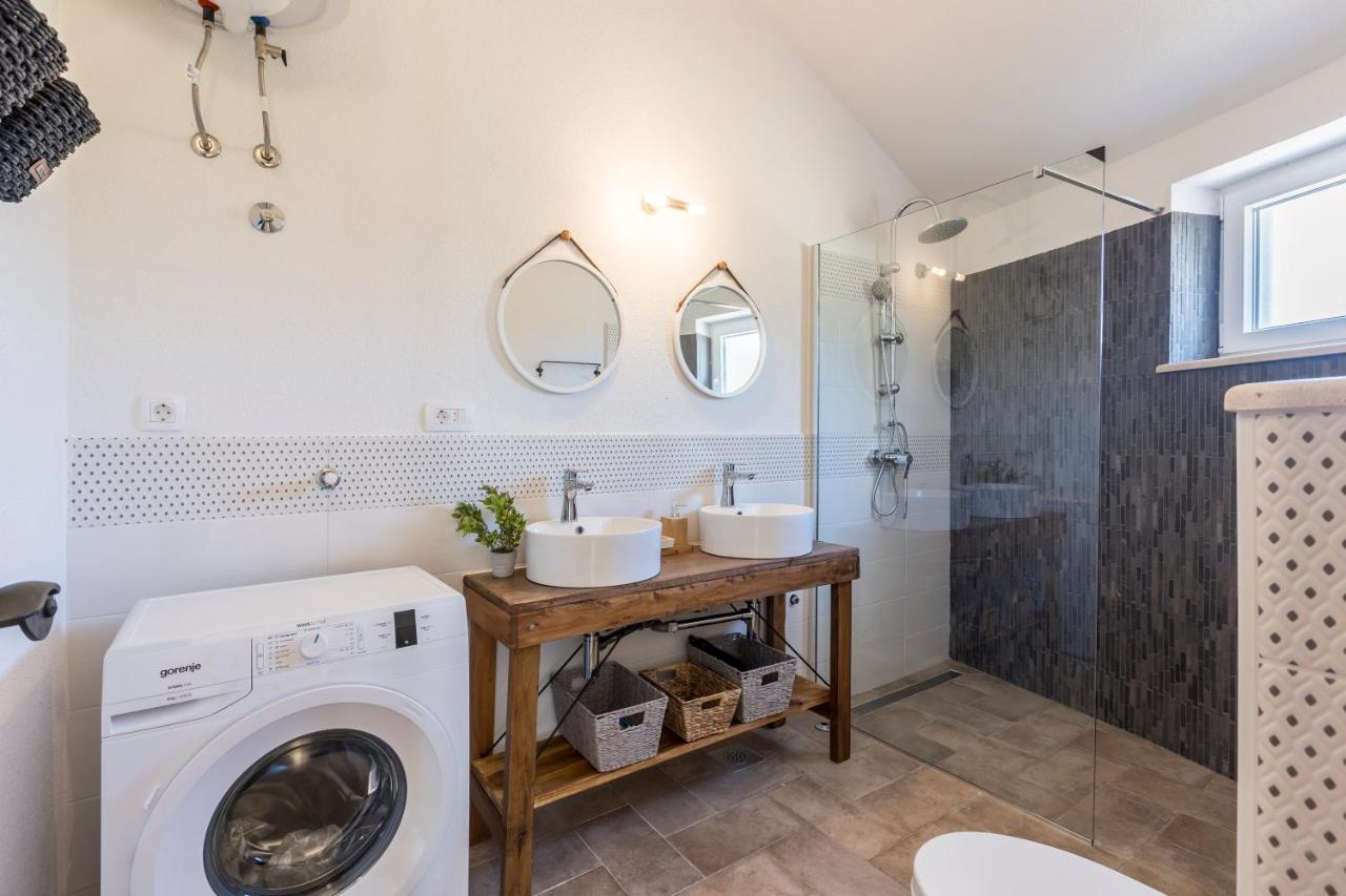 Island Getaway - Heritage House Mirce Buitenkant foto