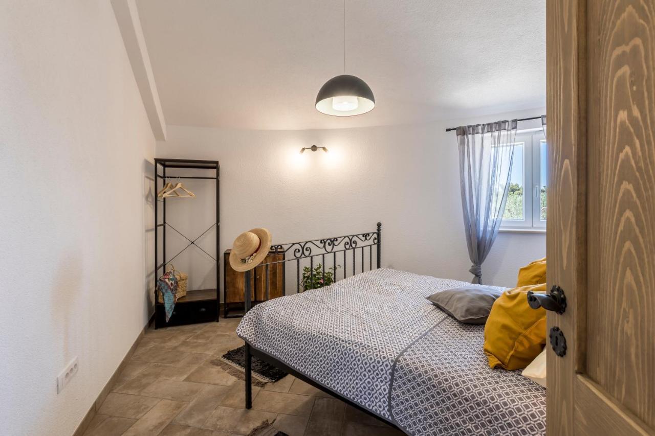 Island Getaway - Heritage House Mirce Buitenkant foto