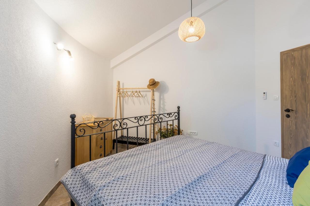 Island Getaway - Heritage House Mirce Buitenkant foto