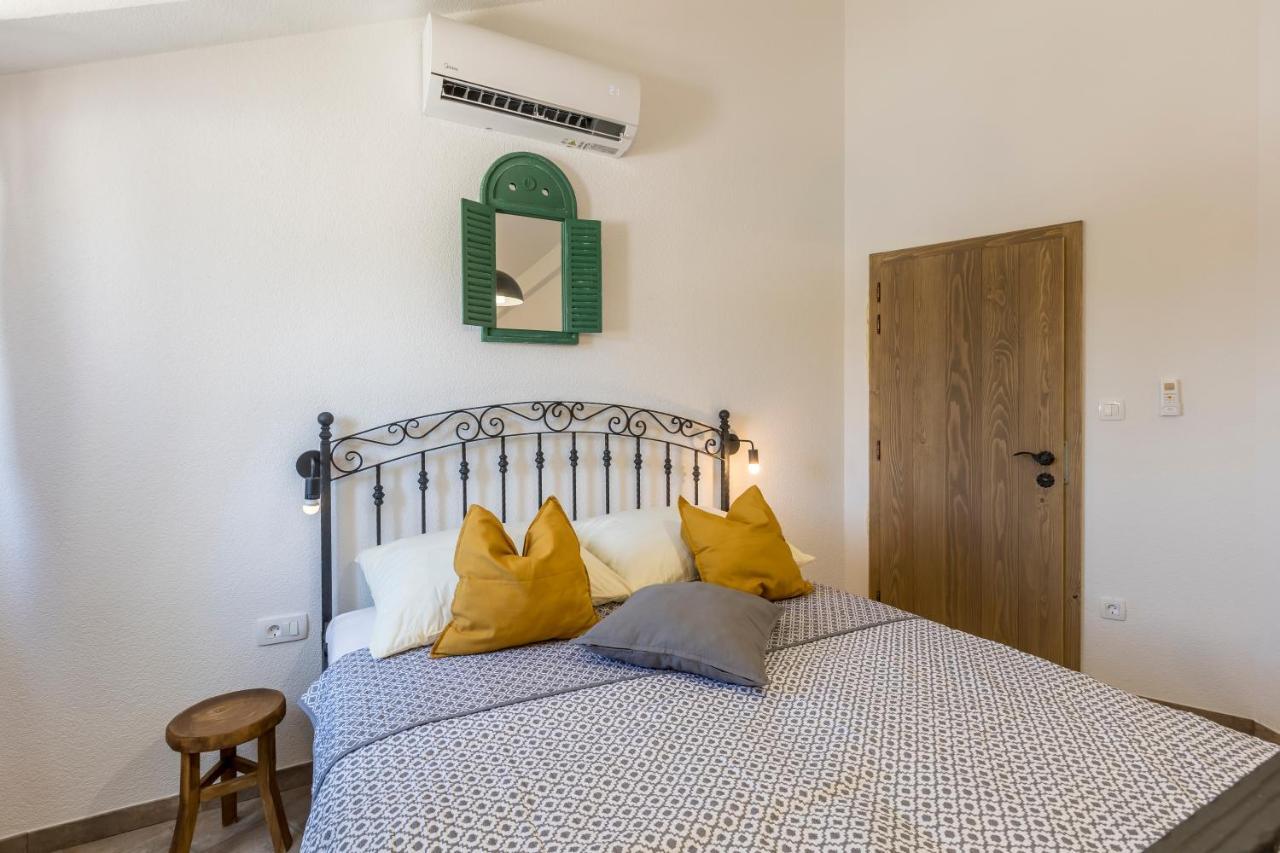 Island Getaway - Heritage House Mirce Buitenkant foto