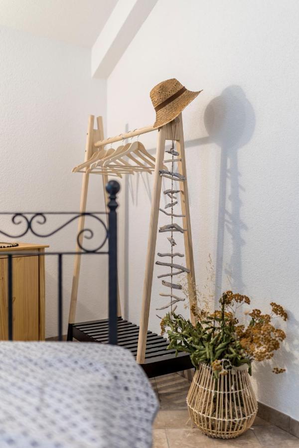 Island Getaway - Heritage House Mirce Buitenkant foto