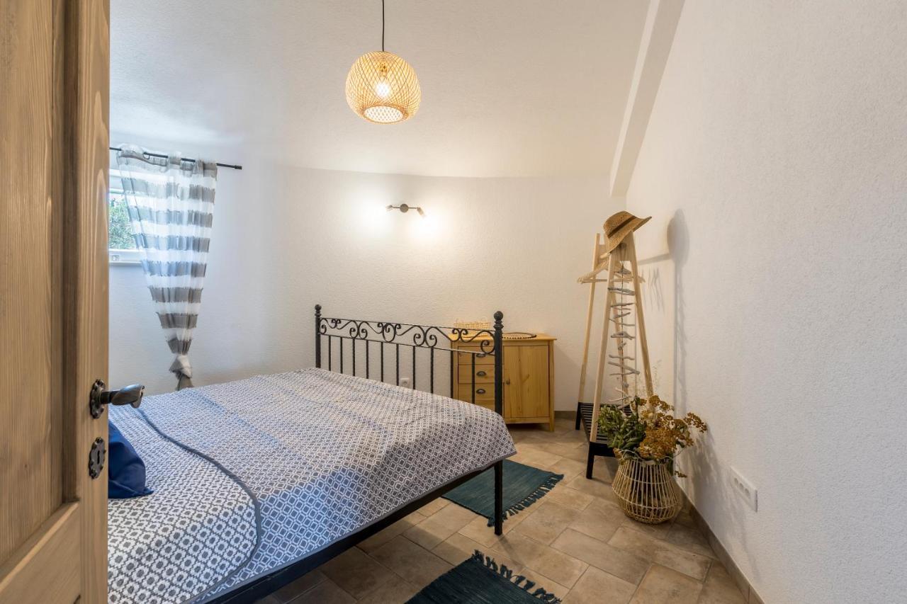 Island Getaway - Heritage House Mirce Buitenkant foto