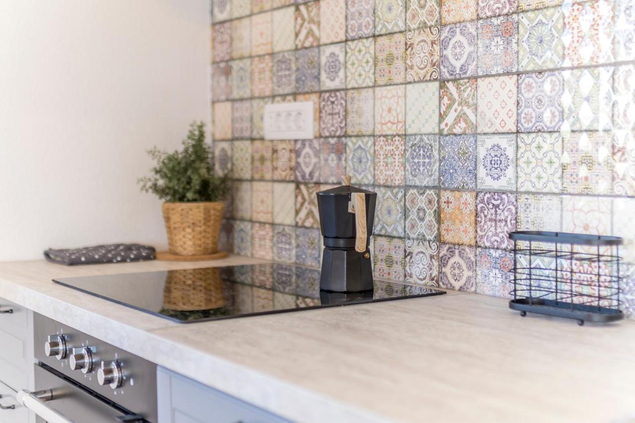 Island Getaway - Heritage House Mirce Buitenkant foto