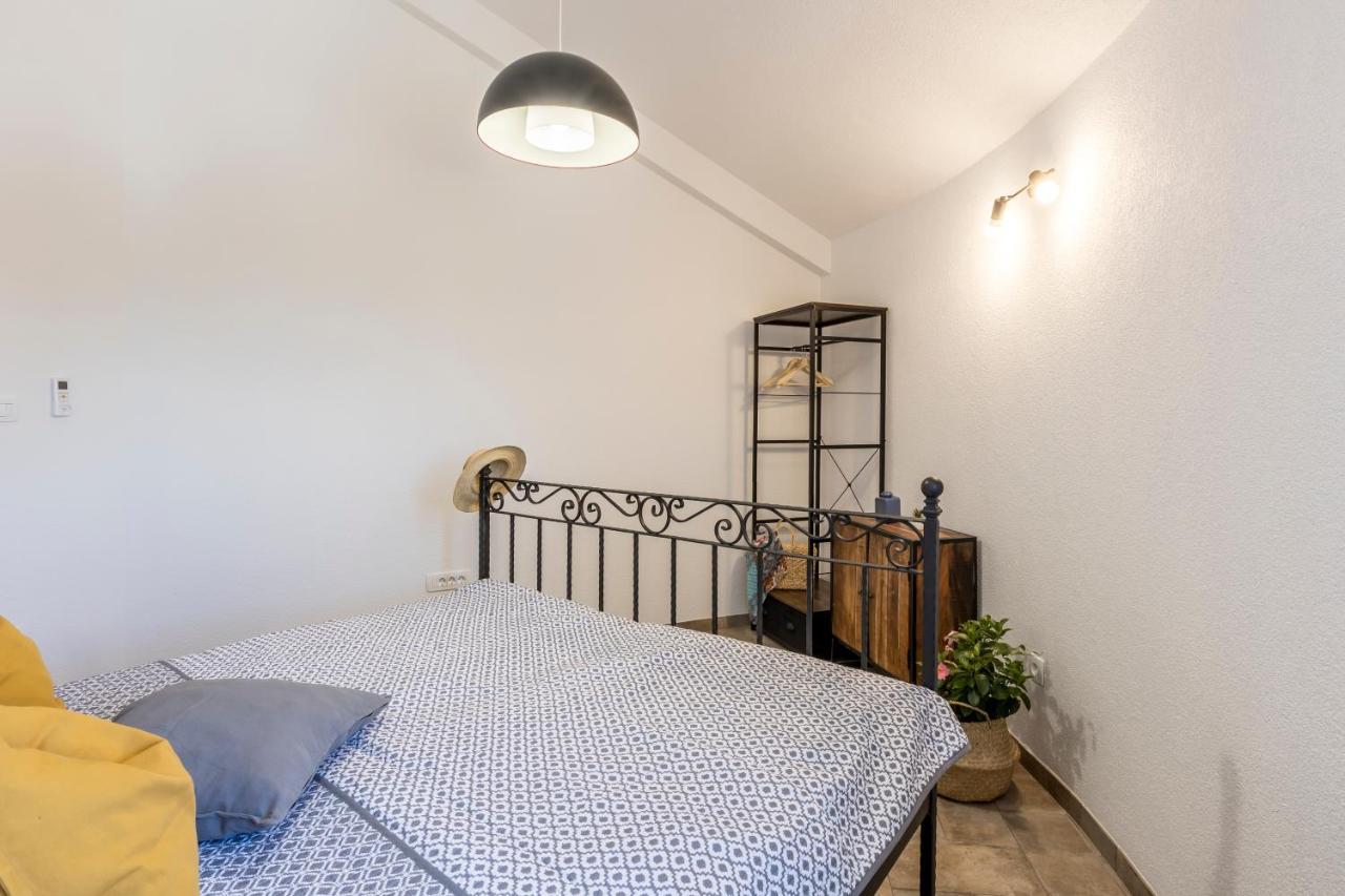 Island Getaway - Heritage House Mirce Buitenkant foto