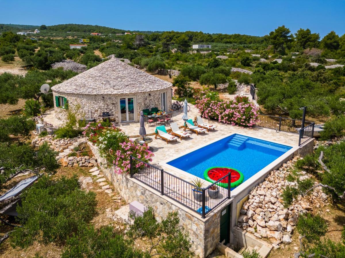 Island Getaway - Heritage House Mirce Buitenkant foto