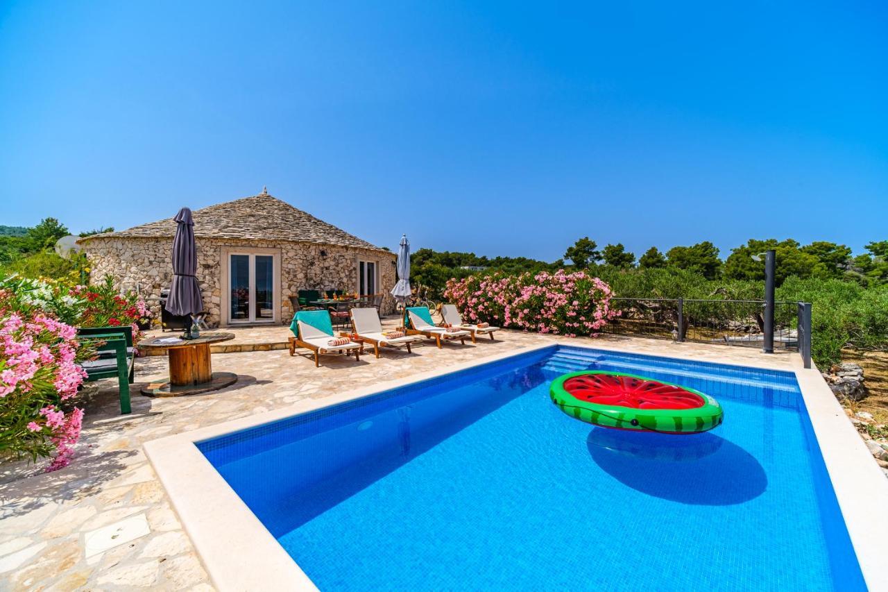 Island Getaway - Heritage House Mirce Buitenkant foto