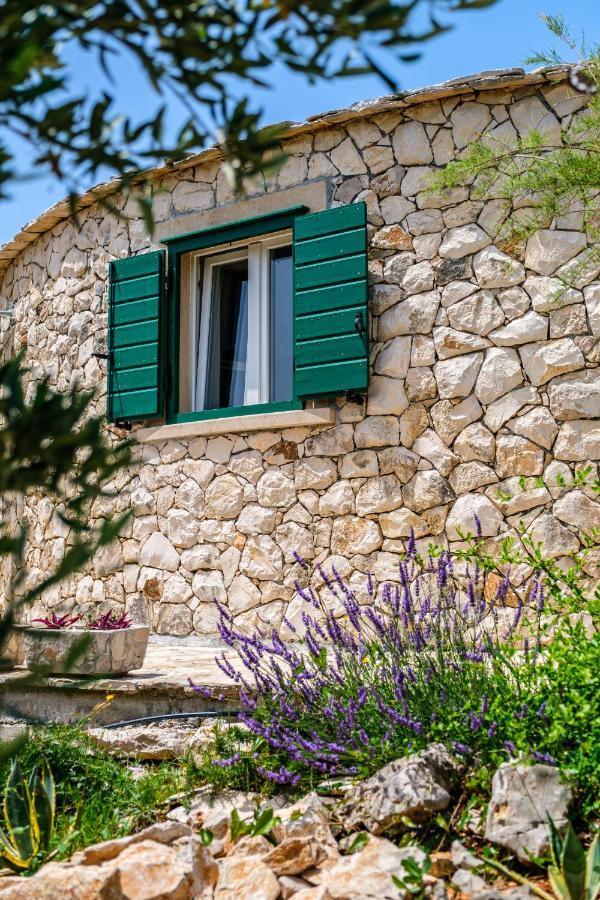 Island Getaway - Heritage House Mirce Buitenkant foto