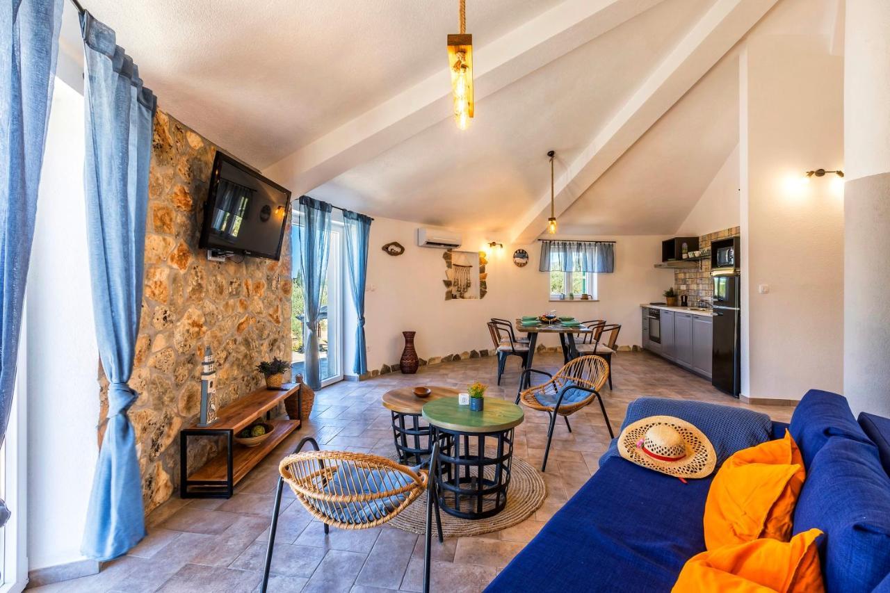 Island Getaway - Heritage House Mirce Buitenkant foto