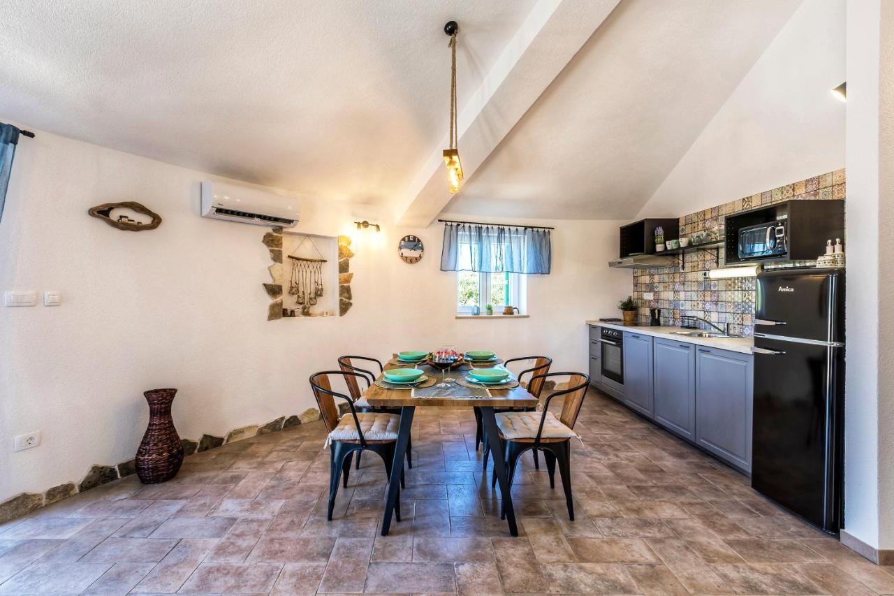 Island Getaway - Heritage House Mirce Buitenkant foto