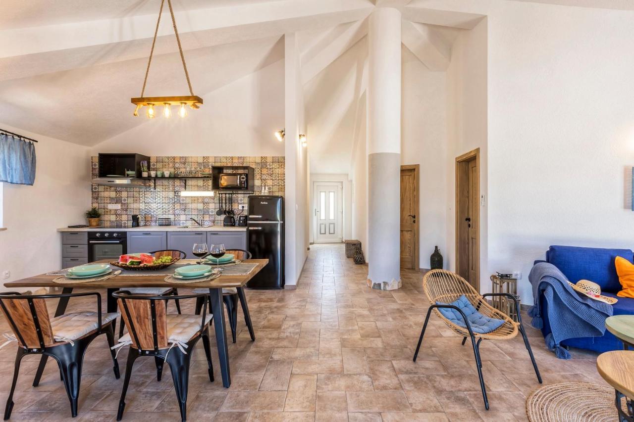 Island Getaway - Heritage House Mirce Buitenkant foto