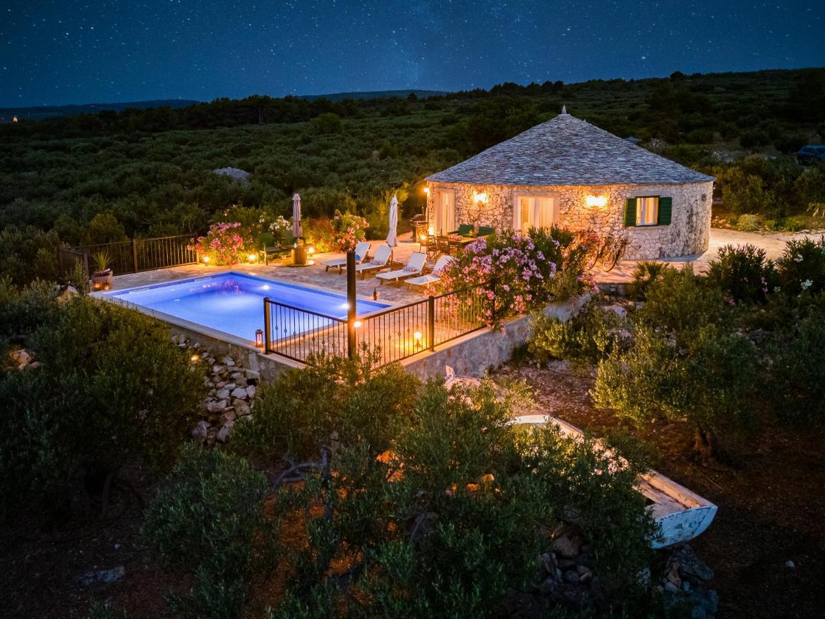 Island Getaway - Heritage House Mirce Buitenkant foto