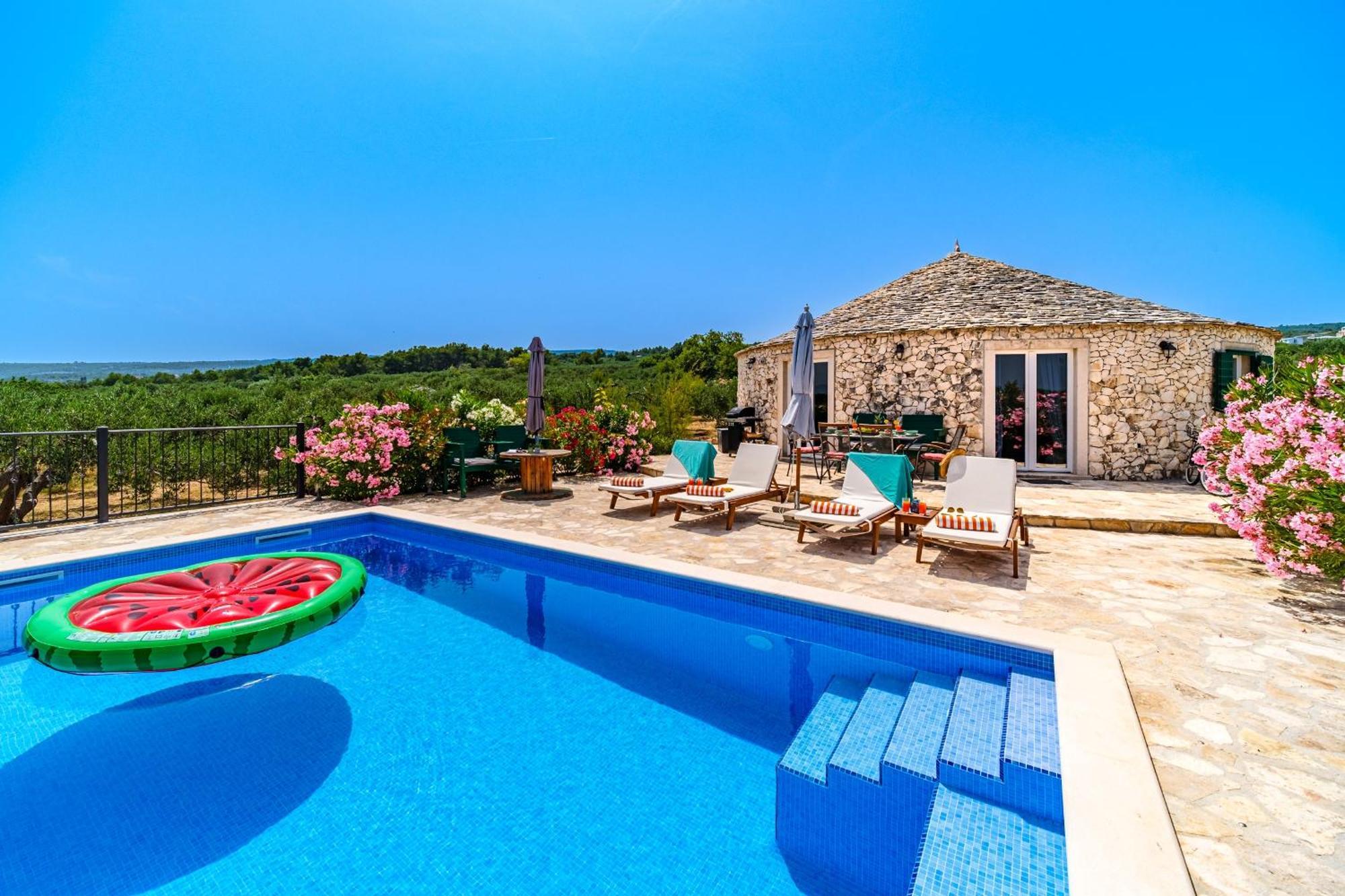 Island Getaway - Heritage House Mirce Buitenkant foto