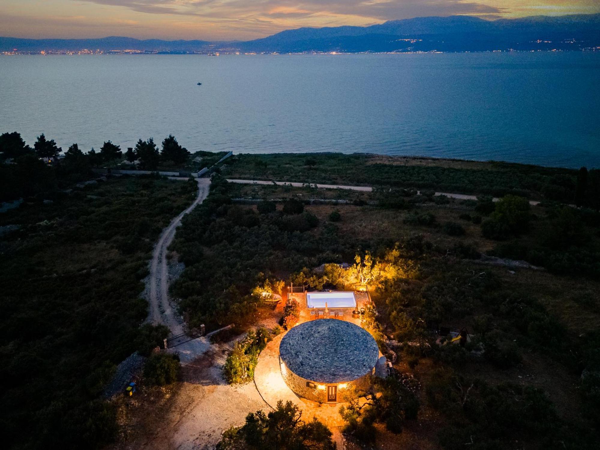 Island Getaway - Heritage House Mirce Buitenkant foto